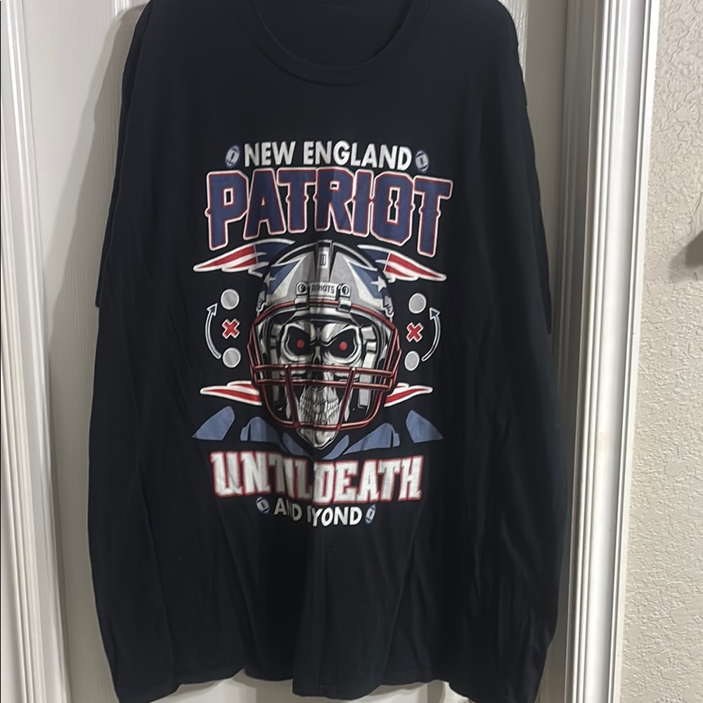 Black New England Patriots Graphic T-Shirt